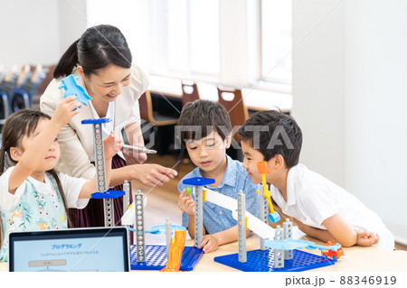 実験教室 撮影協力:中央工学校附属日本語学校 実験教室 撮影協力:中央工学校附属日本語学校 88346919