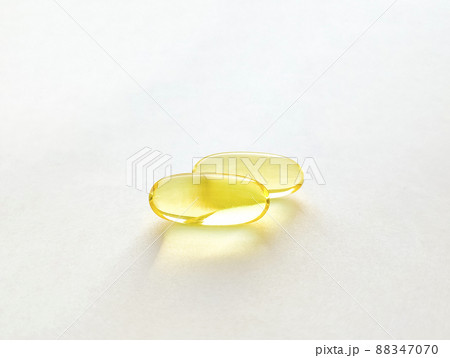 Closed capsules with dietary supplement: fish oil, omega 3, vitamin A, vitamin D3, vitamin E. Selective focus Closed capsules with dietary supplement: fish oil, omega 3, vitamin A, vitamin D3, vitamin E. Selective focus 88347070