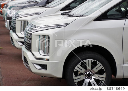 中古車イメージ　販売店に並ぶ三菱車 88348649