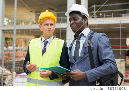 African-american architect discusses a construction plan with an engineer 88351008