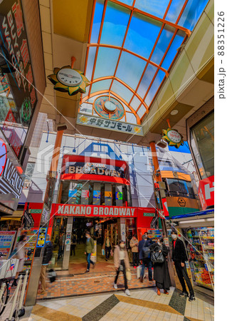 東京　中野区の都市風景　JR中野駅北口　中野サンモール 88351226