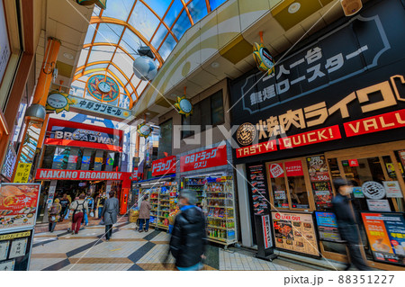 東京　中野区の都市風景　JR中野駅北口　中野サンモール 88351227