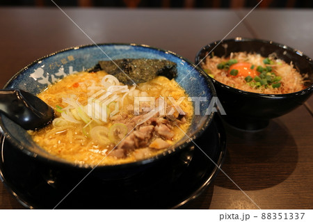 とろりたまごのラーメンとダシ香るたまごかけごはん とろりたまごのラーメンとダシ香るたまごかけごはん 88351337