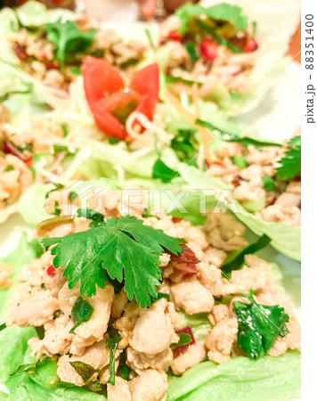 タイ料理・ヤムムータクライ(豚挽肉とレモングラスのレタス包み) タイ料理・ヤムムータクライ(豚挽肉とレモングラスのレタス包み) 88351400