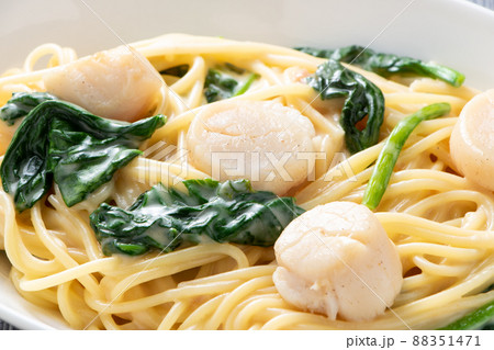 帆立貝柱とほうれん草のクリームソースパスタのアップ。 88351471