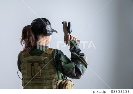 女性兵士　Female soldier 88353153