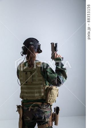 女性兵士の後ろ姿　Female soldier 88353156