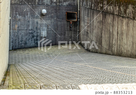 A ramp leads downward. A ramp leads downward. 88353213