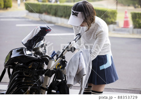 ゴルフラウンド前に準備をする若い女性 ゴルフラウンド前に準備をする若い女性 88353729