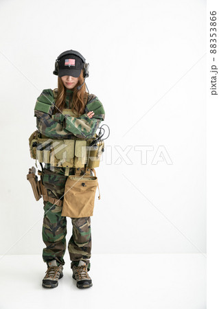 腕を組む女性兵士　WAR 88353866