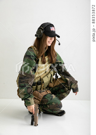 笑みを浮かべる女性兵士　Female soldier 88353872