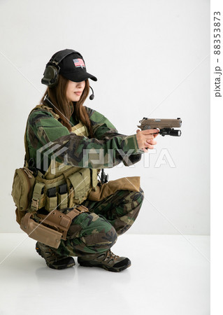 銃を構える女性兵士 Female soldier 銃を構える女性兵士 Female soldier 88353873