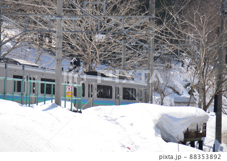 豪雪の駅ホームに停車する電車 豪雪の駅ホームに停車する電車 88353892