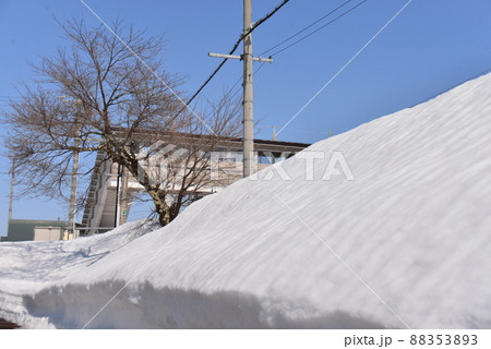 豪雪の駅ホームと跨線橋 88353893