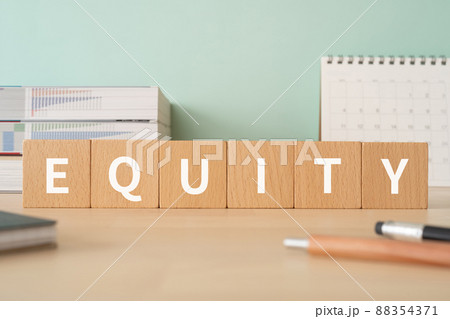 「EQUITY」と書かれた積み木が置かれた勉強机 88354371