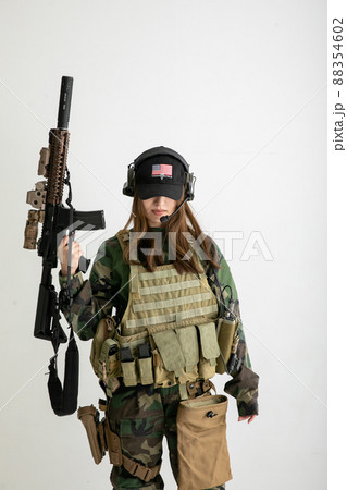 銃を持つ女性兵士 Female soldier 銃を持つ女性兵士 Female soldier 88354602