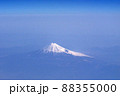 飛行機から見た雪を頂く富士 88355000
