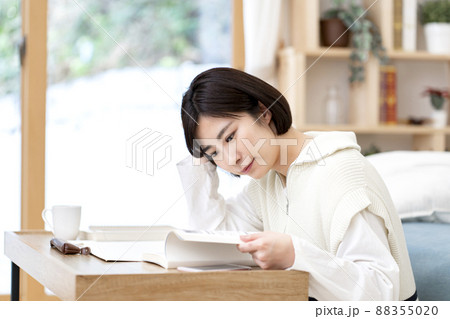 資格の勉強をする若い女性 88355020