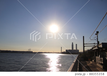 喧騒から外れた水辺から黄昏た時に見える風景 88355358