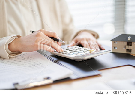 不動産の見積もりをとるアジア人女性 88355812