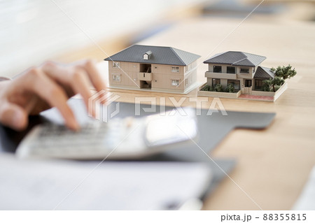 不動産の見積もりをとるアジア人男性 88355815