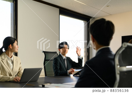 会議室でミーティングするビジネスパーソン 88356136