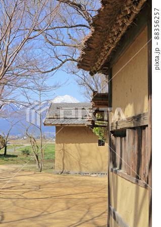 早春の安曇野　大王わさび農場の水車小屋 88356257