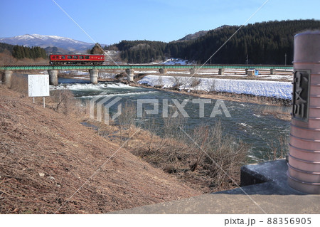 小又川橋梁を渡るEMI 小又川橋梁を渡るEMI 88356905