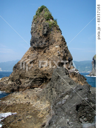 茅ヶ崎の沖にある「烏帽子岩」を横からの写した写真。 88357168