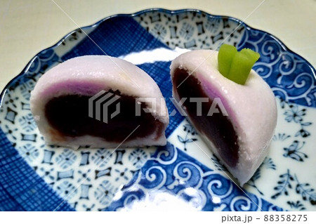 季節の和菓子 蕪の上生菓子 半分 季節の和菓子 蕪の上生菓子 半分 88358275