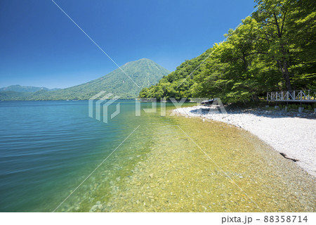男体山と中禅寺湖 88358714