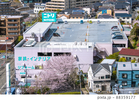 日本の横浜都市景観 港北ニュータウンのインテリア用品店などを望む 日本の横浜都市景観 港北ニュータウンのインテリア用品店などを望む 88359177