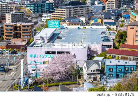 日本の横浜都市景観 港北ニュータウンのインテリア用品店などを望む 日本の横浜都市景観 港北ニュータウンのインテリア用品店などを望む 88359179