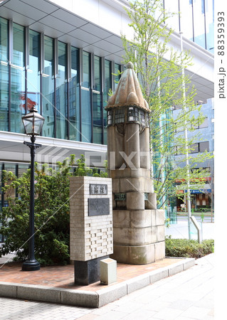 東京都中央区銀座一丁目銀座通りの煉瓦銀座の碑、ガス灯と京橋親柱　京橋 88359393
