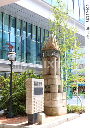 東京都中央区銀座一丁目銀座通りの煉瓦銀座の碑、ガス灯と京橋親柱　京橋 88359400