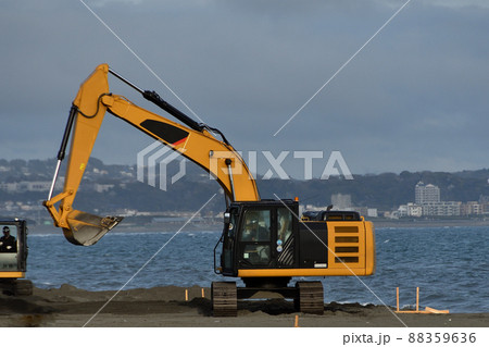 海沿いで工事をするパワーショベル 88359636
