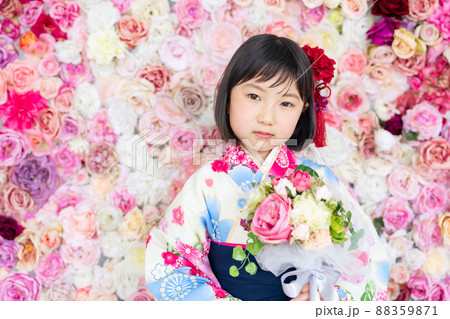 着物を着た女の子　記念写真　ハーフ成人式　七五三　写真館 88359871