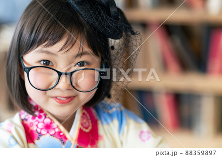着物を着た女の子 記念写真 ハーフ成人式 七五三 写真館 着物を着た女の子 記念写真 ハーフ成人式 七五三 写真館 88359897