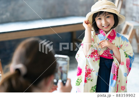 着物を着た女の子を撮影するママ 記念写真 ハーフ成人式 七五三 写真館 着物を着た女の子を撮影するママ 記念写真 ハーフ成人式 七五三 写真館 88359902