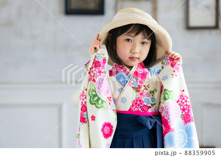 帽子をかぶる和服の女の子　記念写真　ハーフ成人式　七五三　写真館 88359905