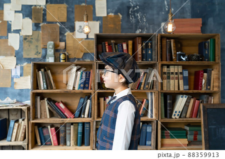 本棚の前に立つ少年　記念写真　ハーフ成人式　七五三　写真館 88359913