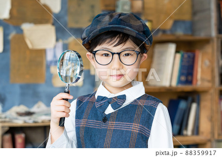 虫眼鏡を持つ少年　名探偵　科学少年 88359917