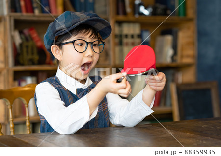 財布が空っぽで驚く少年 88359935