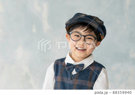フォーマルスーツを着た少年 88359940
