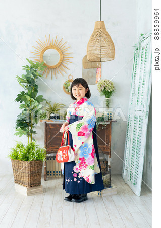 袴を着た女の子　記念写真　ハーフ成人式　七五三　写真館 88359964