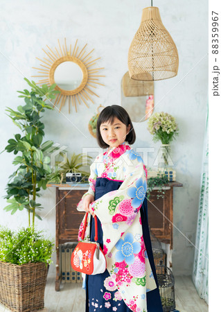 袴を着た女の子　記念写真　ハーフ成人式　七五三　写真館 88359967