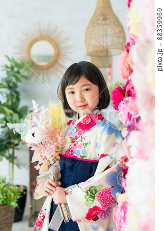 袴を着た女の子　記念写真　ハーフ成人式　七五三　写真館 88359969