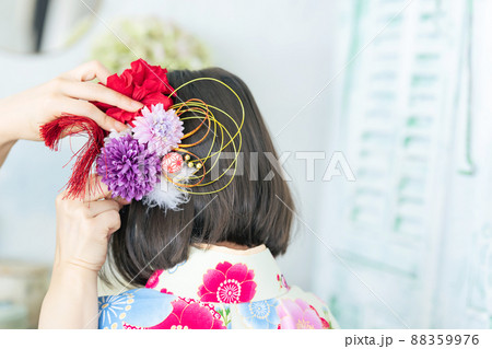 髪飾りをつける女の子　記念写真　ハーフ成人式　七五三　写真館 88359976