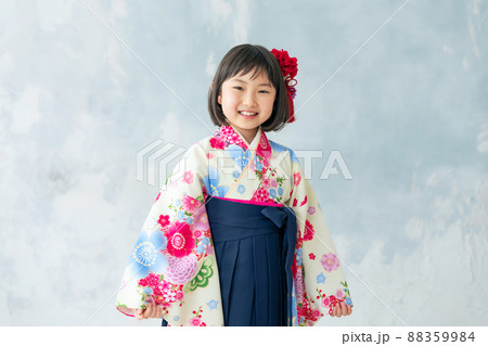 袴を着た女の子 記念写真 ハーフ成人式 七五三 写真館 袴を着た女の子 記念写真 ハーフ成人式 七五三 写真館 88359984