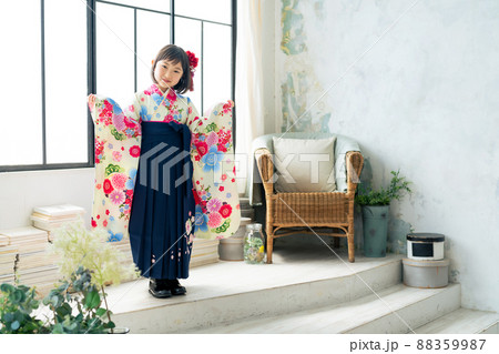 袴を着た女の子 記念写真 ハーフ成人式 七五三 写真館 袴を着た女の子 記念写真 ハーフ成人式 七五三 写真館 88359987